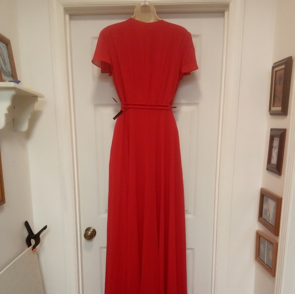 🆕 Lulu's💕Wrap dress 👗 Size 2-4 Small 🌹color beautiful red💄Stunning dress on - Picture 4 of 9